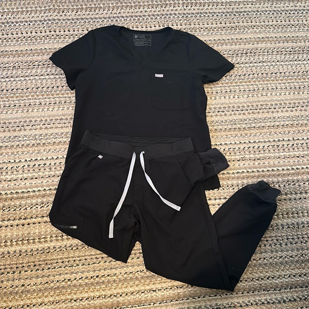 Medium Black Figs Scrub Set